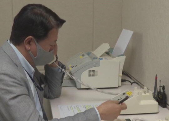 4일 남북공동연락사무소에서 관계자가 개시통화를 하고 있다. 북한은 이날 남북통신연락선을 단절 55일만에 복구했다.  통일부 제공 영상 캡처=연합뉴스.